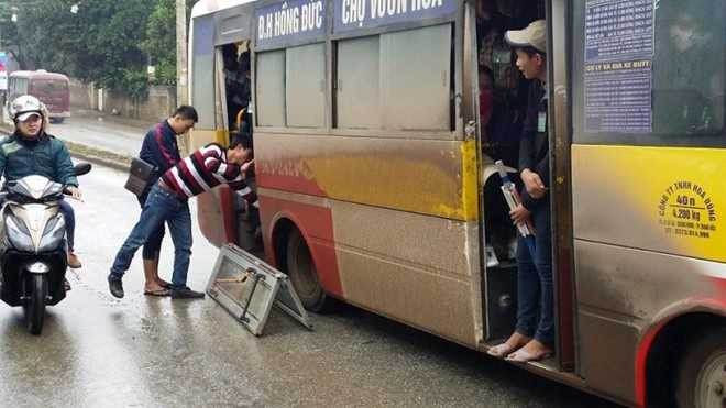 Xe buýt đang chạy, cửa rơi xuống đường