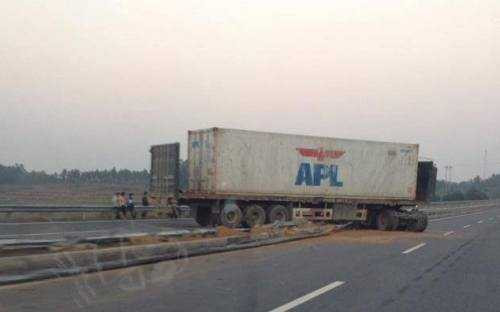 Container 'đại náo' trên cao tốc dài nhất Việt Nam