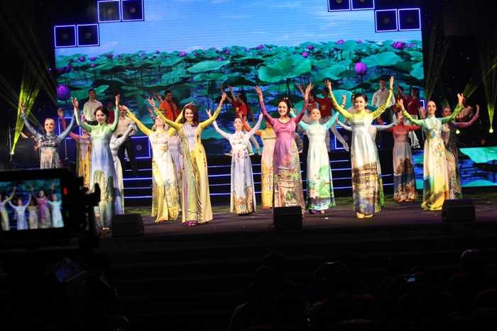 Hoa hậu, Á hậu dịu dàng trong áo dài truyền thống