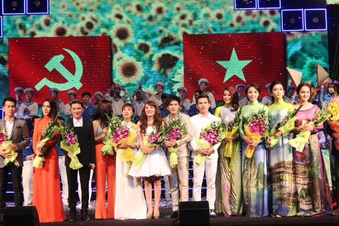 Hoa hậu Kỳ Duyên đẹp dịu dàng trong tà áo dài truyền thống