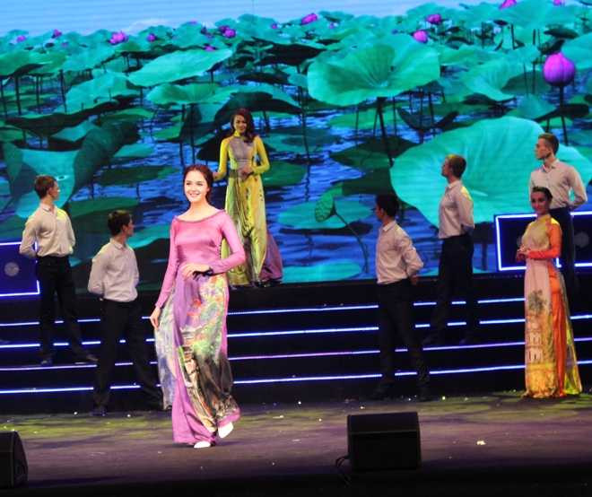 Á hậu Hoàng Oanh