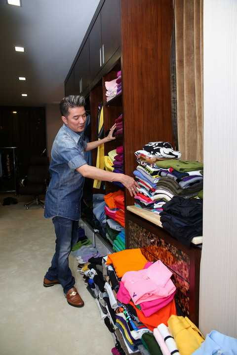 Có dịp lưu diễn ở đâu, Đàm Vĩnh Hưng cũng tranh thủ đi mua sắm cho mình một số lượng lớn những bộ trang phục ấn tượng. 