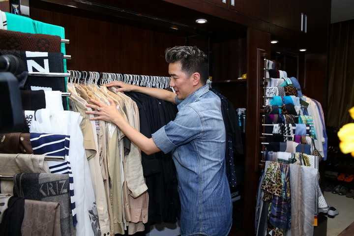 Khám phá tủ quần áo đặc biệt này, khán giả sẽ thấy Mr.Đàm là người rất quan tâm đến những trang phục có tính cổ điển, đặc biệt là vest, nhưng anh cũng chọn lựa khá đa dạng từ màu sắc đếm form dáng để có được sự phù hợp tuyêt đối với ca khúc mình sẽ thể hiện. 