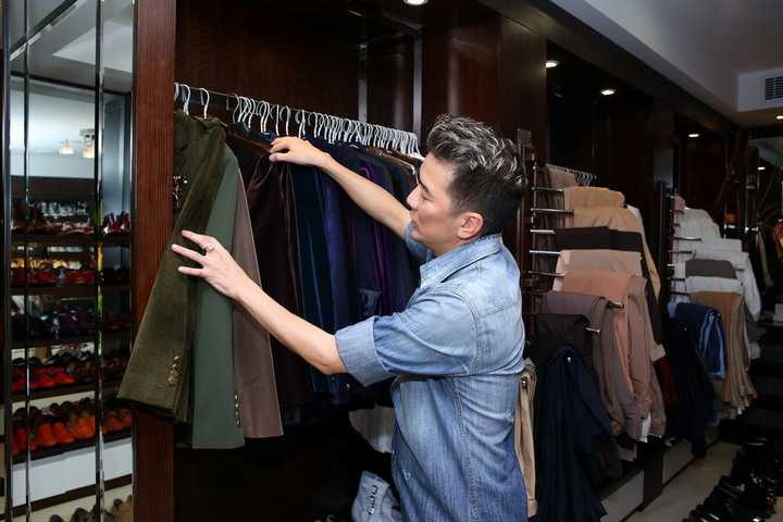 Chia sẻ thêm về sở thích shopping của mình, Mr.Đàm cho biết anh cũng có sở thích kết hợp phong cách của nhiều nhà thiết kế khác nhau trong bộ trang phục, có như vậy mới ấn tượng, tạo nên sự khác biệt cho chính hình ảnh của mình