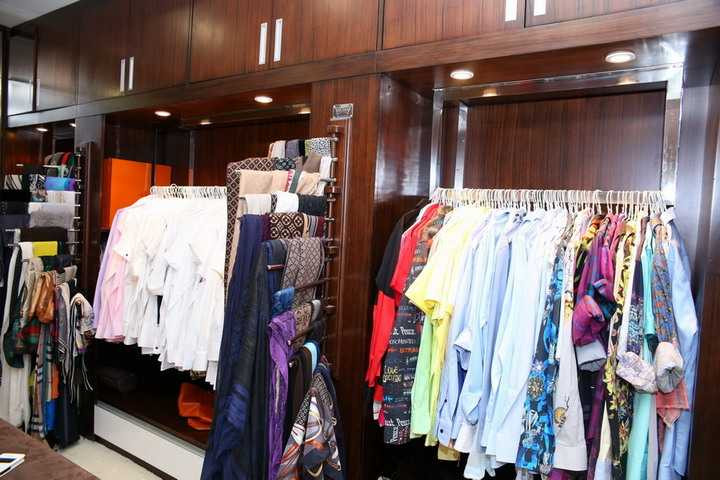 Nhân dịp này, anh cũng chia sẻ thêm những bộ trang phục anh chọn cho liveshow Thương hoài ngàn năm 2 vào ngày 31/12 tới tại Hà Nội. Đó là sự chọn lựa có tính toán kỹ lưỡng để khán giả sẽ cảm được không khí âm nhạc xưa qua ngay cả những bộ trang phục anh mặc trên người. Đó là sự cầu toàn cần thiết luôn có ở Đàm Vĩnh Hưng để làm nên những chương trình đẳng cấp.