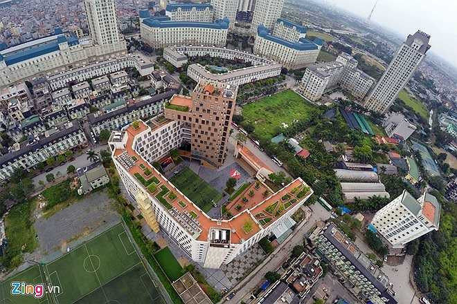 Trường được xây dựng theo phong các châu Âu hiện đại. Một trong hai kiến trúc sư trưởng của công trình này là con trai hiệu trưởng Nguyễn Xuân Khang. Nhìn từ trên cao, ngôi trường nổi bật giữa khu đô thị Mỹ Đình.