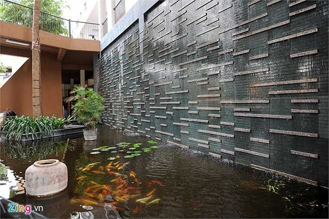 Một góc ngoại cảnh của trường với hồ nước và cây xanh. Đây thường là nơi học sinh lựa chọn học nhóm, trò chuyện trong mỗi giờ nghỉ.