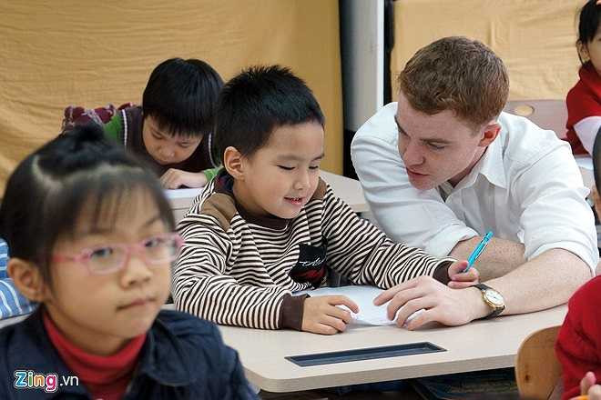 Giờ tiếng Anh với giáo viên nước ngoài của học sinh lớp 1 khối tiểu học.