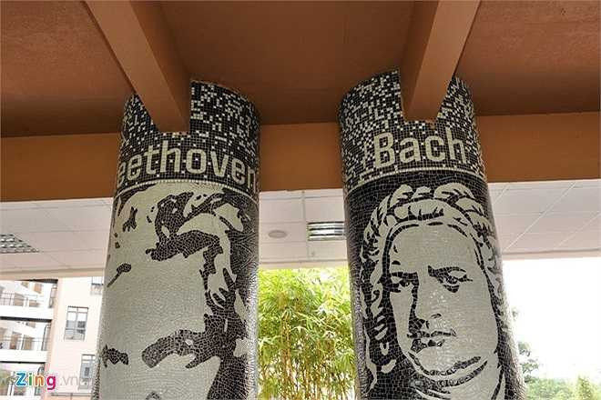 Một góc sảnh có tên piano khi các trụ cột đều được tạo hình công phu thành những nhà soạn nhạc nổi tiếng như Morzart, Beethoven... 