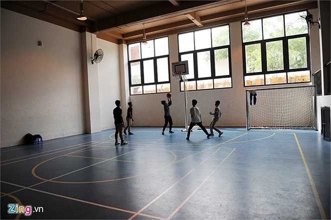 Nhà thể thao được thiết kế dưới tầng hầm nhằm tiết kiệm diện tích.