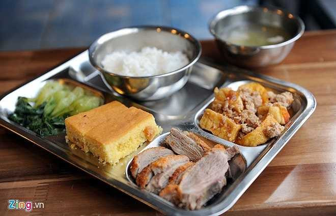 Một bữa ăn trưa của học sinh trường Marie Curie với đầy đủ dưỡng chất. Ngoài ra học sinh còn được điểm tâm sáng và ăn chiều.