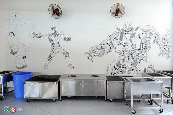 Một góc vẽ nghệ thuật trong căng tin của trường. Điều đặc biệt những hình vẽ này đều do 'cây nhà lá vườn' thể hiện. Họa sĩ là anh Vũ Minh Tiến (sinh năm 1982) - nhân viên thuộc bộ phận căng tin chuyên phụ trách trang trí, lễ hội, giám sát chung... Anh cho biết, mỗi bức tranh này mất 2-3 tuần để thực hiện, nhân vật đều do học sinh chọn lựa.