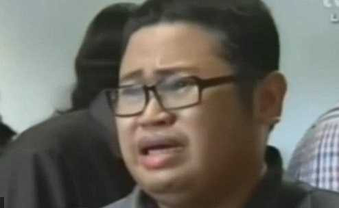 Người đàn ông khóc lóc đợi tin bạn trên chuyến bay QZ8501