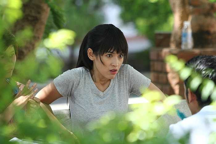 Hình ảnh hậu trường của bộ phim 'Đi qua mùa gió' vừa được chia sẻ với những khoảnh khắc 'khó đỡ' của Tú Vi.