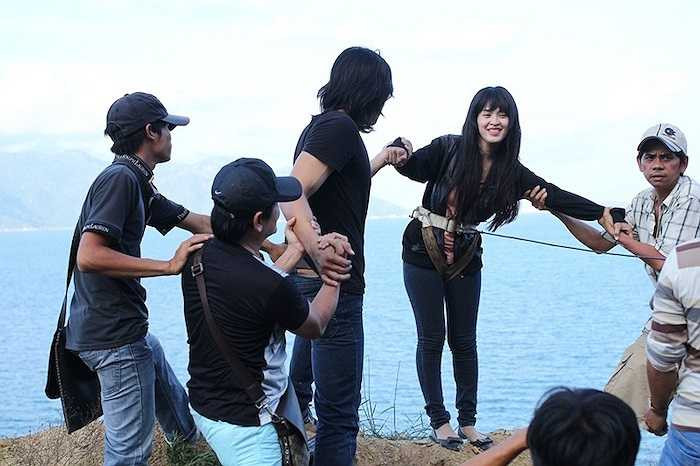 Trong phân đoạn này, Tú Vi bị bọn gian hồ rượt đuổi. Cô chạy đến vực núi và sảy chân ngã xuống. Dù có phương tiện bảo hộ nhưng vẫn khó có thể yên tâm về độ an toàn nhưng Tú Vi vẫn rất bình tĩnh thực hiện thành công cảnh quay mà không hề run sợ.