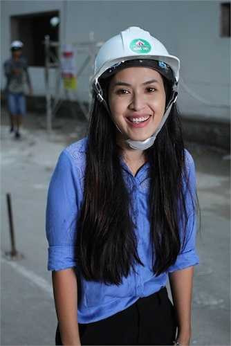 Tú Vi đã phải dốc toàn lực và luôn tỏ ra vui vẻ, mỉm cười khi thực hiện các cảnh quay.