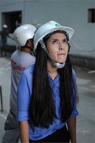 Khoảng khắc nhí nhố của Tú Vi tại phim trường (Trung Ngạn)