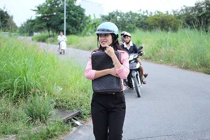 Cô vào vai Trang Nhung (nữ kỹ sư xây dựng), người yêu của Phạm Thành (do Quang Sự đóng) trong bộ phim Đi qua mùa gió, đang phát sóng lúc 19h45 mỗi ngày trên giờ vàng phim Việt SCTV14.