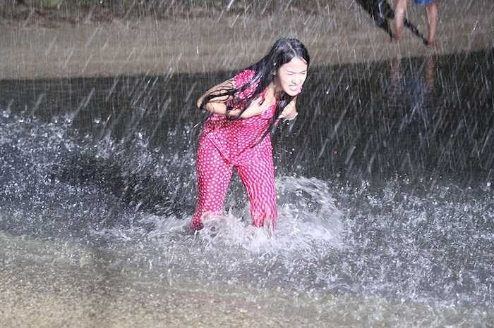 Cô phải dầm mưa tầm tã hay ngã từ trên vực thẳm.