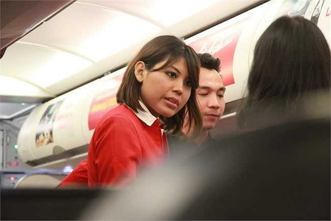 Ngoài ngoại hình xinh đẹp, những nữ tiếp viên AirAsia còn rất thân thiện, chu đáo với khách hàng.