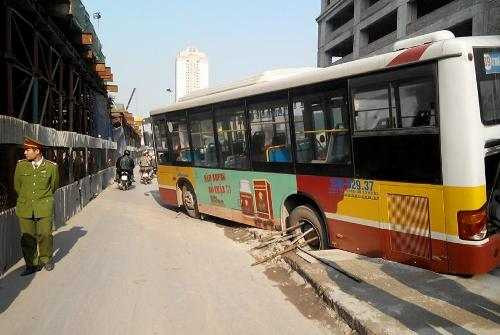 Xe buýt 'sập bẫy' hố ga sát hiện trường giàn giáo đè bẹp taxi