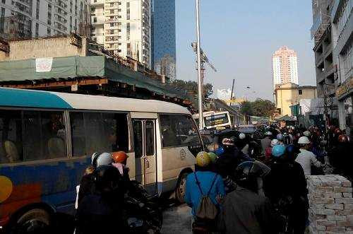 Xe buýt 'sập bẫy' hố ga sát hiện trường giàn giáo đè bẹp taxi