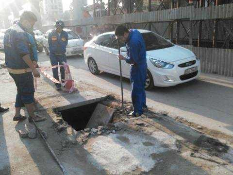 Xe buýt 'sập bẫy' hố ga sát hiện trường giàn giáo đè bẹp taxi