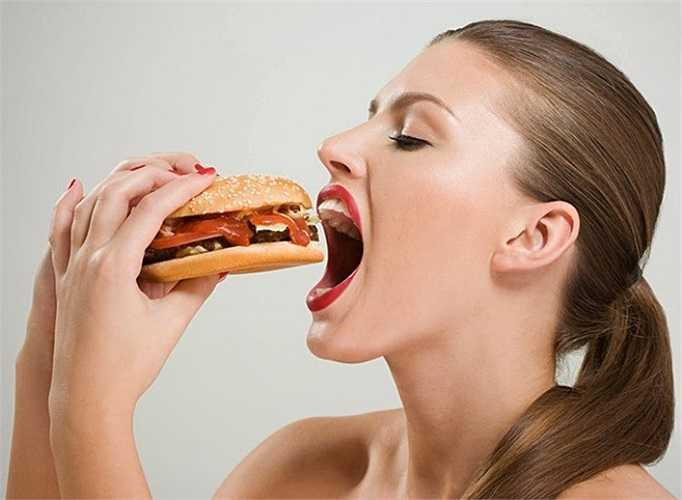 3. Không ăn quá nhanh: Khi bạn ăn một cách quá vội vàng hoặc không nhai kĩ cũng có thể khiến bạn bị đầy hơi trướng bụng. Hãy ăn chậm thôi và từ từ thưởng thức thức ăn của bạn. Bữa ăn của bạn nên kéo dài ít nhất 30 phút.