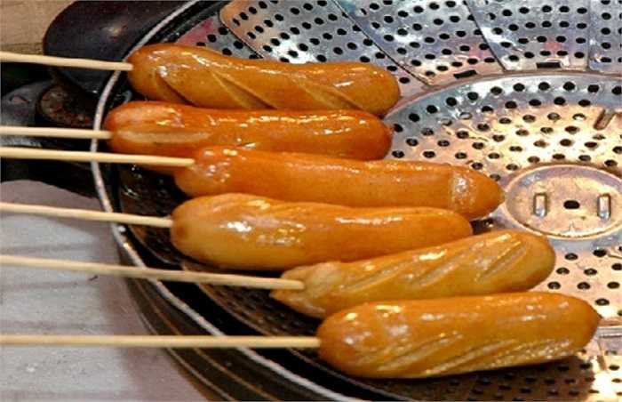 8. Hạn chế tiêu thụ nhiều thực phẩm chế biến sẵn: Các thực phẩm chế biến sẵn và đồ hộp vốn là những 'quả bom' natri, các sản phẩm làm sẵn như soup, salad, ngũ cốc, sốt cà chua cũng chứa không ít natri và có thể khiến lượng natri tiêu thụ vượt ngưỡng an toàn 2.300 mg một ngày.