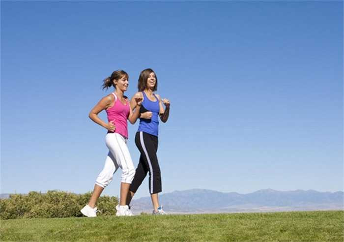 9. Đi bộ là một phương pháp tự nhiên được đánh giá rất hiệu quả trong việc giảm đầy hơi và chứng đau dạ dày. Vì việc hoạt động thể chất sẽ giúp giải phóng lượng không khí được lưu trữ bên trong hệ tiêu hóa. Tuy nhiên, bạn phải đi nhanh, vì nếu đi chậm sẽ không mang lại hiệu quả.