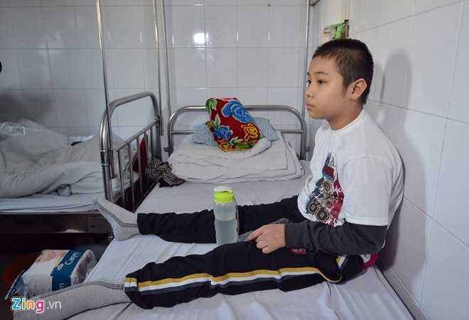 Trương Văn Tú (10 tuổi, quê Bắc Giang) bị bệnh từ bé nhưng 2 năm nay mới phát hiện ung thư máu. Thời gian đầu Tú chữa bệnh tại Viện huyết học Truyền máu Trung Ương, sau đó chuyển sang Bệnh viện Bạch Mai và nay xạ trị, truyền hóa chất tại Viện y học cổ truyền. Hiện giờ em bị liệt 2 chân, không còn đi được. Tú có ước mơ, trước khi chết được cõng mẹ một lần.