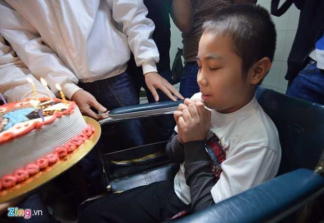 Chị Phạm Thị Nhung, mẹ của Tú không giấu được xúc động khi được mọi người tổ chức sinh nhật cho con mình. Chị cho biết, Tú rất ngoan và học giỏi. Em không đi được nên đã nghỉ học gần 3 năm nay.