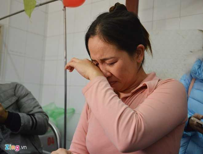 Chị Phạm Thị Nhung, mẹ của Tú không giấu được xúc động khi được mọi người tổ chức sinh nhật cho con mình. Chị cho biết, Tú rất ngoan và học giỏi. Em không đi được nên đã nghỉ học gần 3 năm nay.