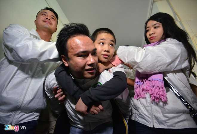 Tú rất vui khi được mọi người giúp đỡ và quan tâm. Cậu bé 10 tuổi không hề tỏ ra sợ hãi. "Cháu sẵn sàng đối phó với căn bệnh rồi", Tú nói.