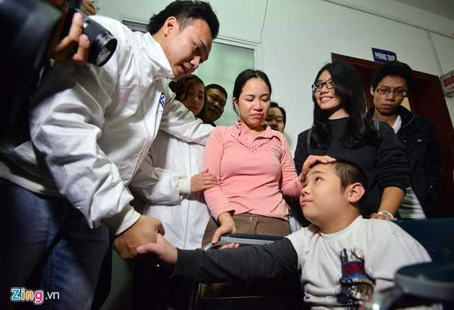 Mọi người động viên Tú vượt qua khó khăn, và trên hết không được bi quan với căn bệnh ung thư máu. 