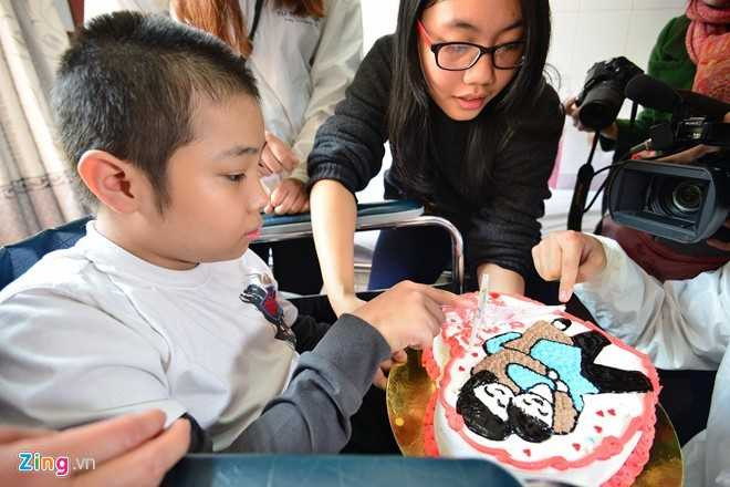 Em cắt bánh sinh nhật và mời các bạn trong buồng bệnh. Do hoàn cảnh gia đình khó khăn, mỗi lần điều trị rất tốn kém, nên mọi người muốn chung tay giúp em vượt qua.