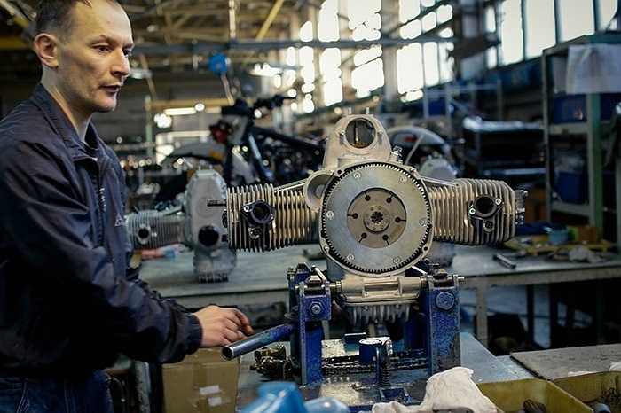 Động cơ của xe side-car rất mạnh mẽ, giúp chiếc xe có thể đi off-road với tải trọng 150kg. Trên đường bằng, chiếc xe có thể đạt tốc độ tối đa 80km/h