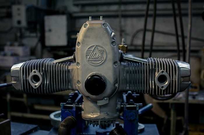 Nhãn hiệu Ural được dập nổi trên vỏ động cơ. Khối động cơ của xe vẫn là loại 2 xy-lanh đơn, làm mát bằng không khí.