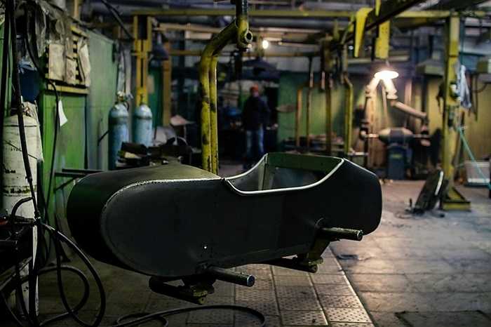 Phom mẫu chiếc xe không có nhiều thay đổi, dù rằng kiểu dáng này ra đời từ những năm 1950. Sau khi mài nhẵn mối hàn, thùng xe side-car được sơn 3 lớp.