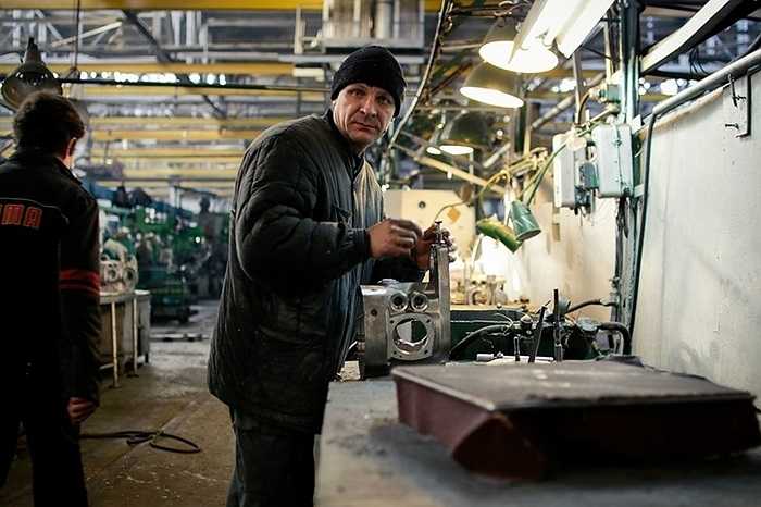 Những gì gọi là công nghệ thời Liên Xô còn sót lại trên chiếc xe là kiểu dáng, bộ khung ống thép và vỏ máy đúc bằng gang.