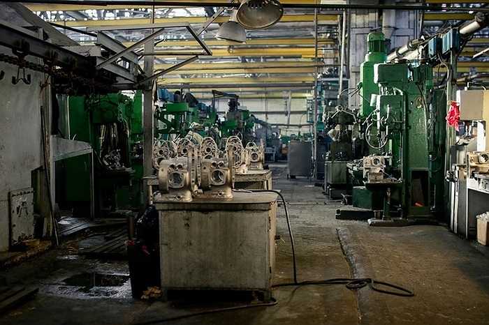 Tuy nhiên công nhân tại nhà máy Ural rất tự hào vì những chiếc xe họ làm ra 'không có đối thủ' trên thế giới, bởi kiểu dáng 'không lẫn vào đâu' cũng như sự bền bỉ đáng nể. Họ nói vui: ngay cả nam tài tử điện ảnh Brad Pitt cũng sở hữu 1 chiếc xe Ural.