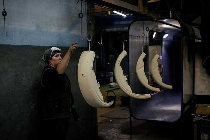 Trong xưởng sơn, chủ yếu là phụ nữ làm việc. Họ nói hiện giờ cả nhà máy chỉ lắp ráp 5 chiếc xe mỗi ngày.