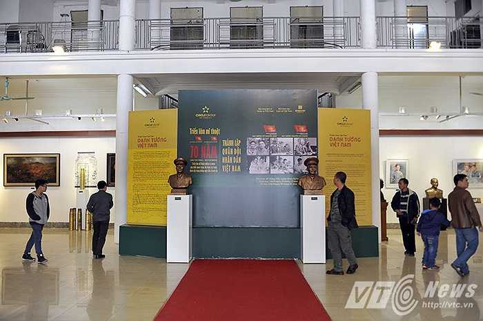 Triển lãm 'Danh tướng Việt Nam qua tác phẩm nghệ thuật' được khai mạc chiều 19/12 tại số 45 Tràng Tiền, Hoàn Kiếm, Hà Nội. Đây là hoạt động thuộc dự án 'Huyền thoại Việt Nam' nhằm góp phần phát huy giá trị lịch sử, cách mạng của dân tộc thông qua những tác phẩm nghệ thuật xây dựng hình tượng anh hùng dân tộc.