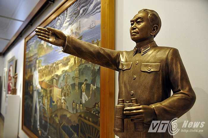 Những tác phẩm được trưng bày trong triển lãm được thể hiện bằng nhiều hình thức như: Tranh sơn dầu, sơn màu, màu nước, ảnh, tượng, khắc họa chân dung các danh tướng Việt Nam.