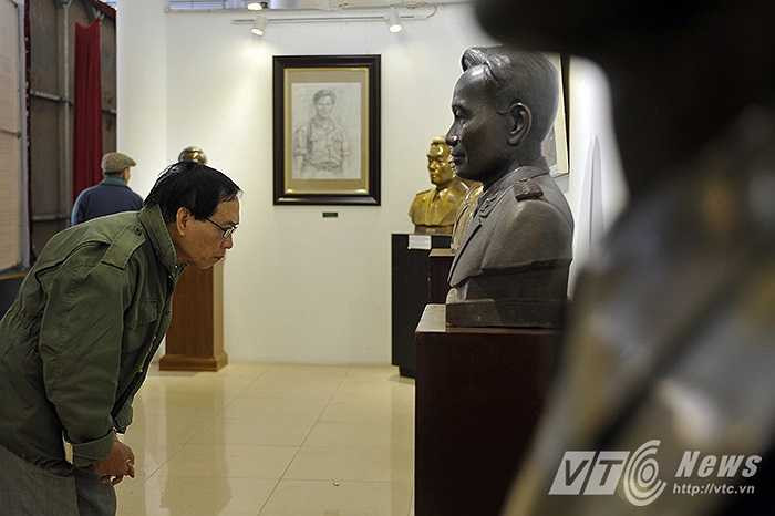 Các bức tượng đồng về Trung tướng Nam Long, cố Đại tướng Hoàng Văn Thái... tạo ấn tượng mạnh mẽ với người xem.