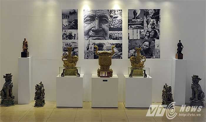 Hai danh tướng Trần Hưng Đạo và Quang Trung, cùng chiếc lư hương của người Việt, bên dưới là hai con nghê ngồi trầu được đặt trang trọng tại vị trí trung tâm của triển lãm.