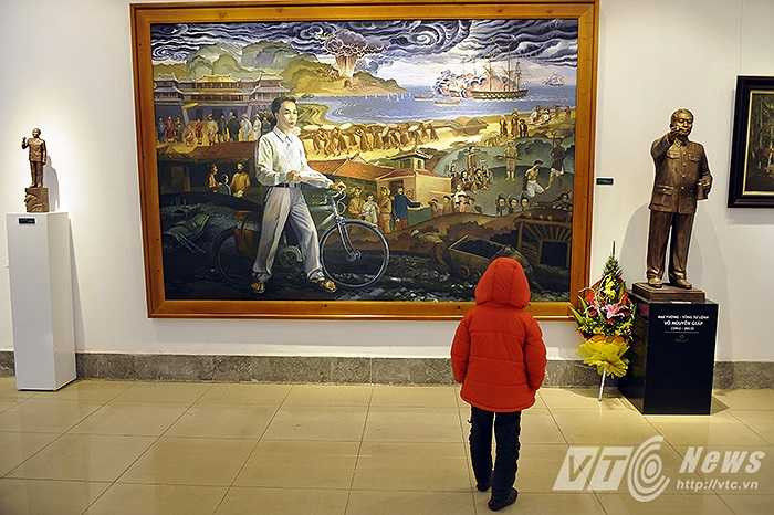 Triển lãm không chỉ thu hút người lớn mà còn có các em nhỏ tới thăm quan và học hỏi về lịch sử Việt Nam. Triển lãm dự kiến sẽ mở cửa đến hết ngày 5/1/2015. (Ảnh: Việt Linh)