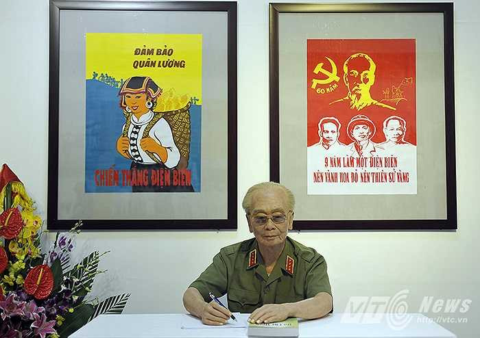 Điểm nhấn của triển lãm là tác phẩm: ‘Người kiến tạo lịch sử’ của nhà điêu khắc Trần Văn Thức - bức tượng sáp Đại tướng Võ Nguyên Giáp ngồi làm việc.