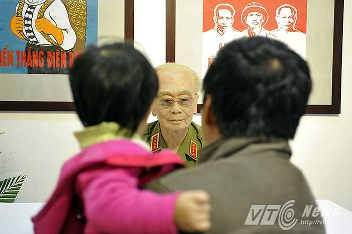 Anh Trần Anh Tuấn (Thanh Hóa) chia sẻ cảm xúc khi tới xem triển lãm: ‘Khi nghĩ về các vị Đại tướng có công với đất nước, cá nhân tôi có một cảm xúc rất xúc động, tôi đưa cả gia đình đặc biệt là 2 cháu nhỏ đến tham quan triển lãm để các con biết được công ơn của những vị danh tướng vĩ đại của đất nước Việt Nam.’