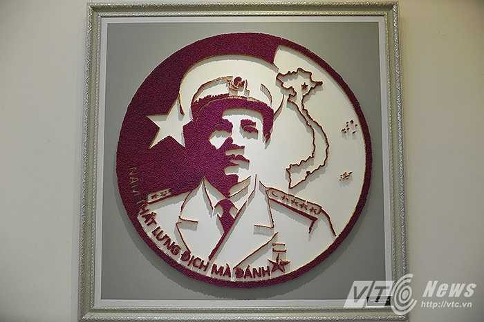 Bức chân dung của Đại tướng Võ Nguyên Giáp được ghép từ 6 vạn que diêm.